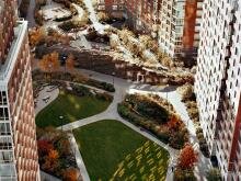 Взгляд сверху на небольшой парк на дворовой территории