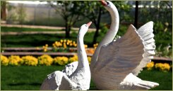 Скульптура лебеди в саду