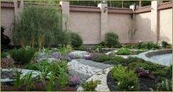 Белые галька на извилистых дорожках и цветники