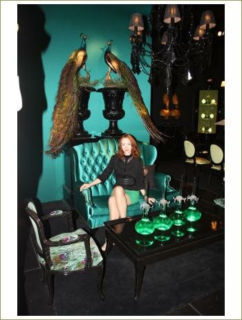 Изумрудный интерьер с павлинами, мягкие зеленые кресла, столик из дерева черного цвета