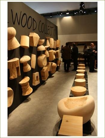 Деревянные изделия - круглые табуретки на полу и вмонтированые в стену