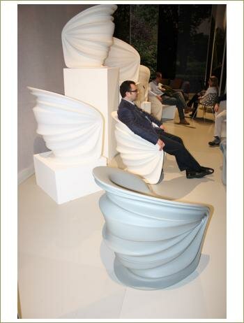 кресла из пластика интересной формы в виде ракушек