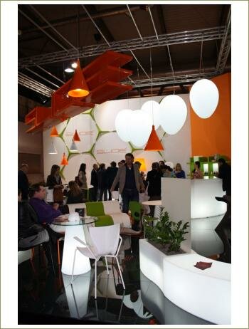 Футуристичный павильон с подвешенными светящимися яйцами-лампами, светящаяся мебель из пластика