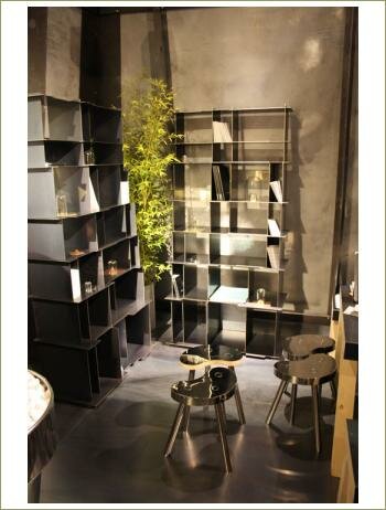 Металлический стеллаж внизу маленькая фигура собаки из металла