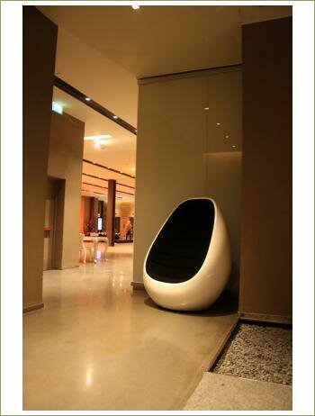 Кресло белого цвета в виде яйца