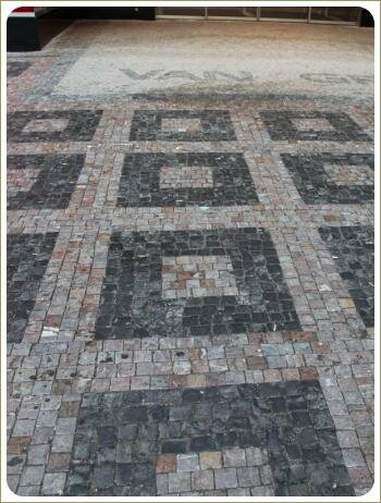 Геометрия мощения - пражские тротуары Мощение каменной плиткой небольшого размера серого цвета разных тонов