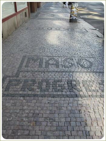 Орнаменты на дорожках - мощение Праги Надпись в орнаменте на мощёной небольшим камнем дорожке