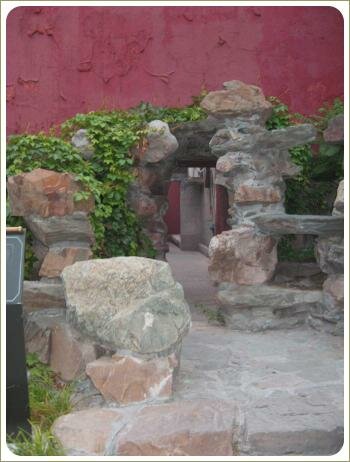 Парк Рабочих. Каменные композиции Каменные композиции на воне малиновой стены