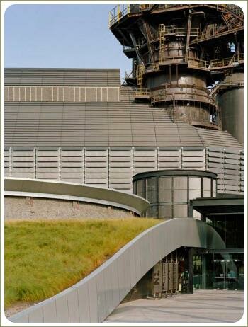 металлические промышленные конструкции и задернение покатой крыши луговыми травами