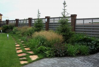 Дорожка из камня в газоне (33-12) Степовая дорожка