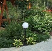 Качель с теневым цветником (32-7) Хосты, астильбы, фонарь